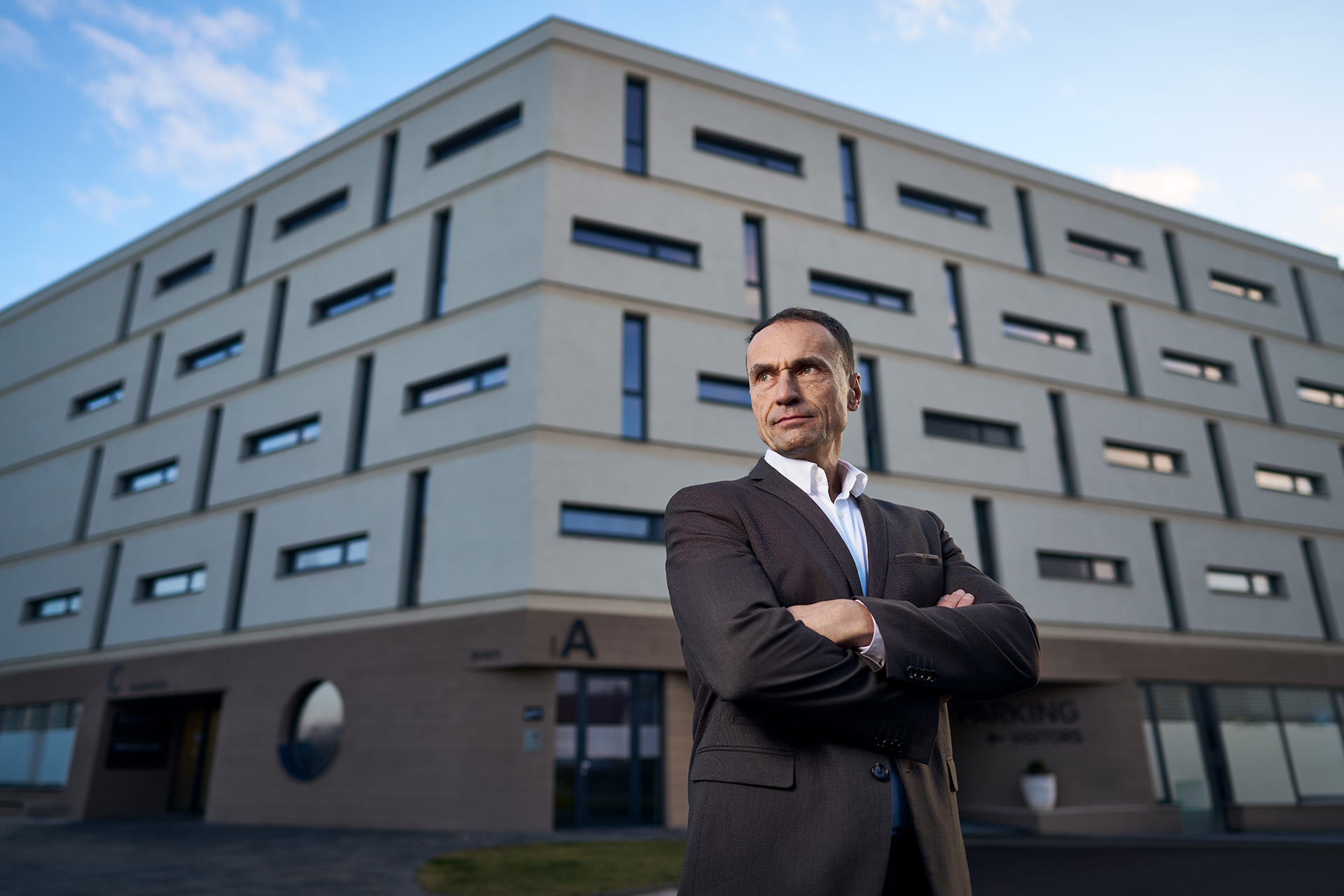 Prof. Dr. Radek Hart in front of building